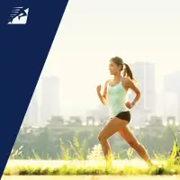 Eine Frau läuft im Sommer. Im Hintergrund ist eine Stadt zu sehen.