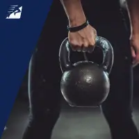 Eine Frau hebt Kettlebells in die Höhe
