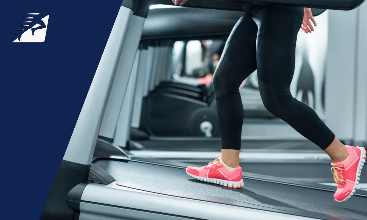 Eine Frau geht auf einem Laufband bergauf