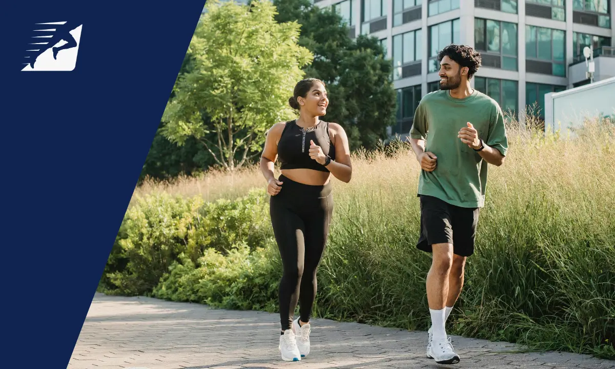 Eine Frau und ein Mann beim Laufen, die sich gegenseitig anlächeln.