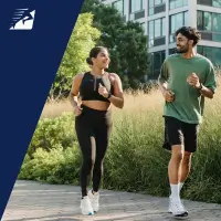 Eine Frau und ein Mann beim Laufen, die sich gegenseitig anlächeln.