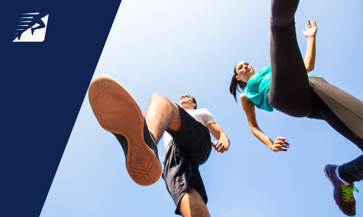 Zwei Läufer vom Boden aus fotografiert