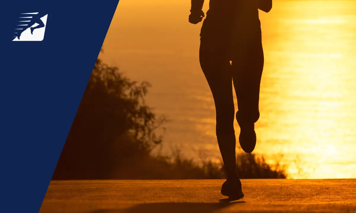 Eine Frau läuft auf einer Straße bei Sonnenaufgang