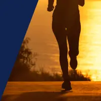 Eine Frau beim Laufen bei Sonnenaufgang