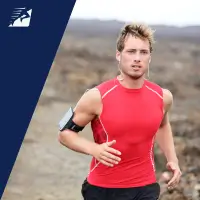 Ein Mann mit einem roten Shirt beim Laufen in der Natur