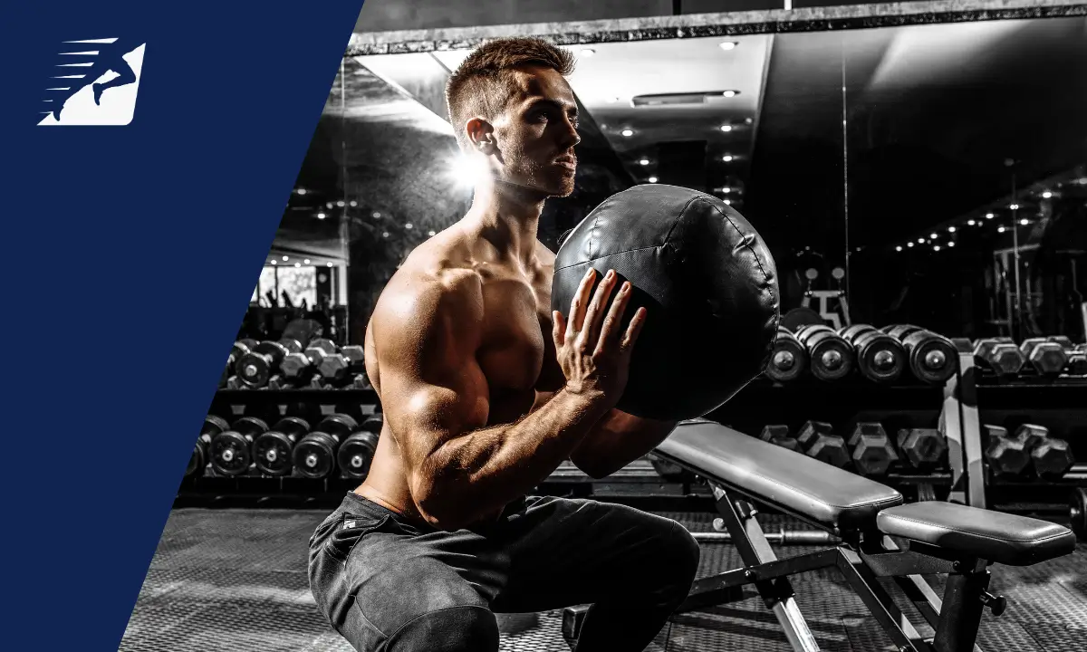 Ein Mann beim Wall Ball werfen