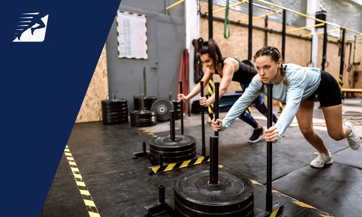 2 Frauen beim Sled Push als Hyrox-Training