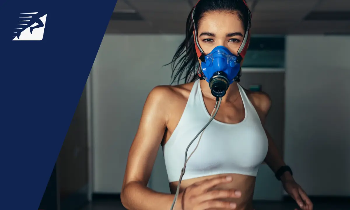 Eine Läuferin mit einer Maske bei einer Spiroergometrie