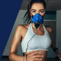 Eine Läuferin mit einer Maske bei einer Spiroergometrie