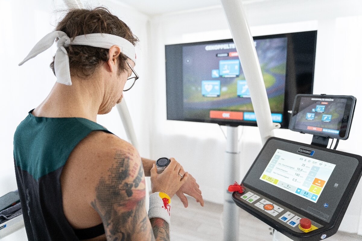 Florian Neuschwander  Weltrekordversuch 100 km Laufband 