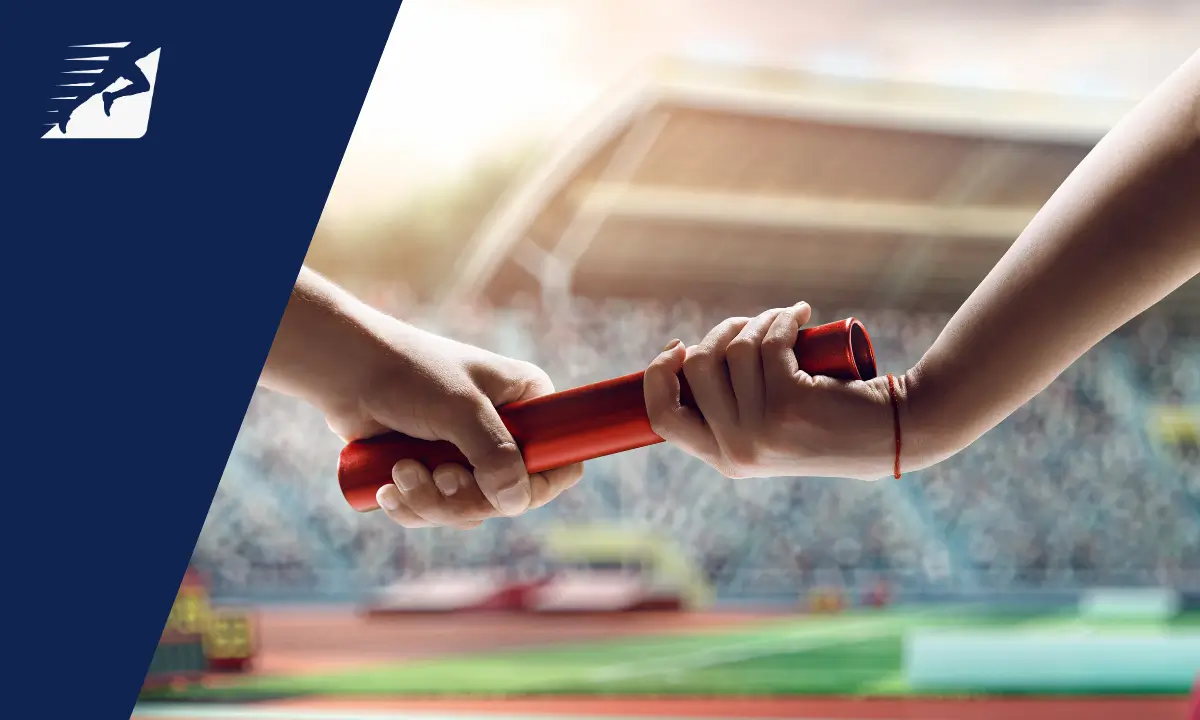 Zwei Personen beim Übergab eines Staffelstabes bei einem Staffellauf