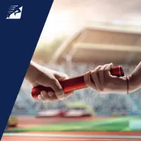 Zwei Personen beim Übergab eines Staffelstabes bei einem Staffellauf