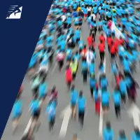 Ein verschwommenes Bild mit vielen Läufern bei einem Wettkampf