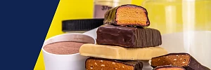 Energieriegeln und Proteinpulver