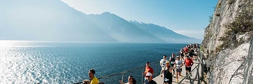 Il Lake Garda 42 Marathon è una delle tante splendide corse intorno ai laghi in Italia.