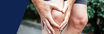 Ein Läufer greift sich auf seinen Meniskus