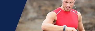 Ein Läufer blickt auf die Uhr