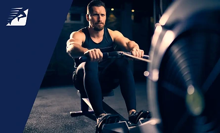 Ein gut trainierter Mann beim Rudern auf einer Rudermaschine