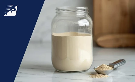 Ein Glas und ein Löffel mit Proteinpulver