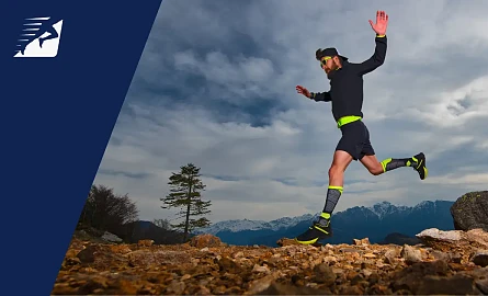 Ein Mann beim Trailrunning