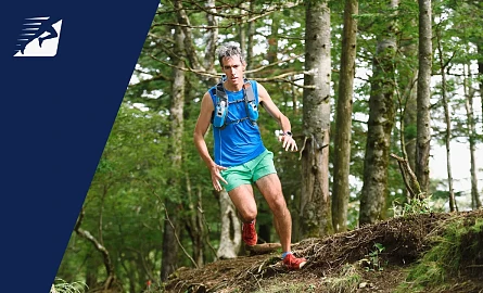 Ein Mann beim Trailrunning