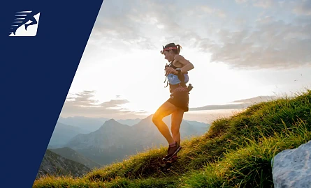 Eine Frau läuft auf einem Trail