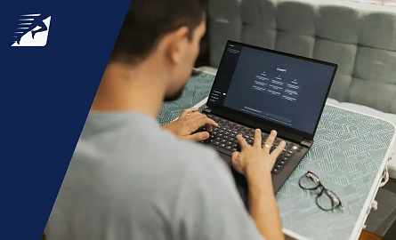 Ein Mann benutzt am Computer ChatGPT