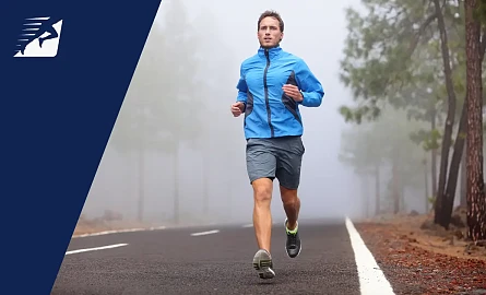 Ein Mann beim Laufen auf der Straße