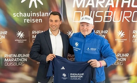 Rhein-Ruhr-Marathon Duisburg 2026: Steffen Kassner (Geschäftsführer von schauinsland-reisen) und Joey freuen sich über die neue Partnerschaft.