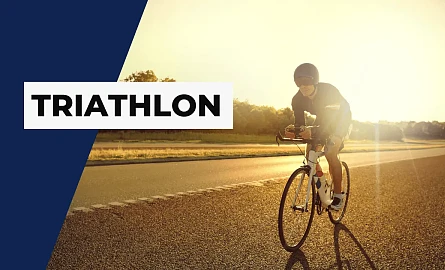 Ein Triathlet beim Radfahren im Sonnenuntergang
