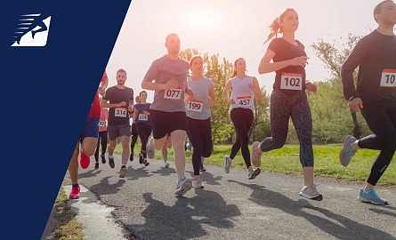 Läufer bei einem Wettkampf auf der Straße