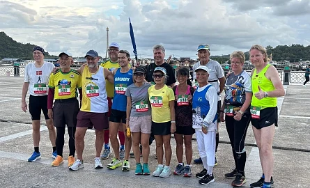 Starterfeld beim Brunei Marathon: v.l.n.r.: Klaus Egedesoe, Toshinori Watanabe, Peter Friis, Thomas Godlewsky, Bryan Lip, Muantawan Arsrairas, Klaus Westphal, Chau Smith, Yen Nguyen, Parvaneh Moayedi, Anton Reiter, Doris und Mario Sagasser.