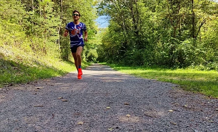 Läufer Thomas Bauer MSc mit dem Asics Metaspeed Sky Paris.