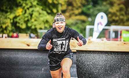 Eine Läuferin beim Obstacle City Run Göttingen