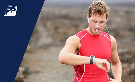 Ein Läufer blickt auf die Uhr