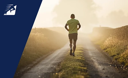 Ein Mann beim Laufen auf einem Feldweg