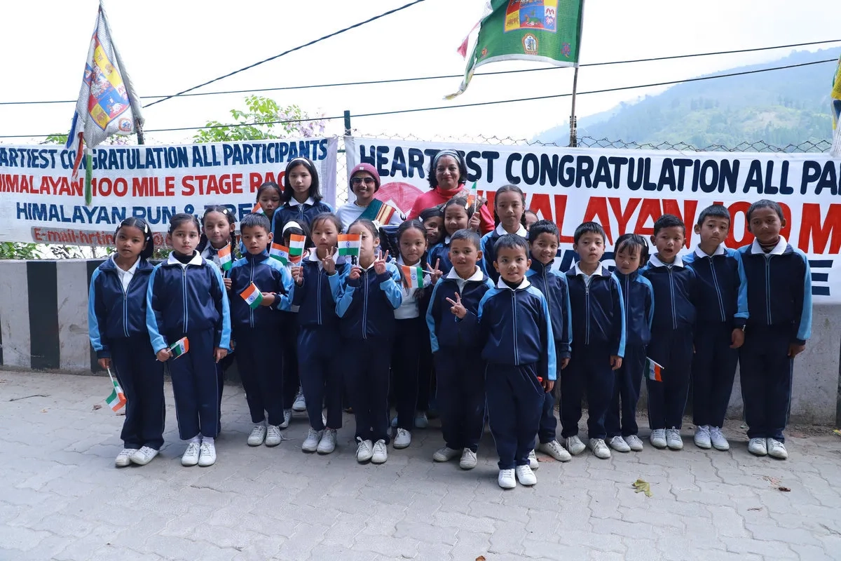 Himalayan 100 Miles Stage Race 2025: Empfang durch Schulkinder im finalen Ziel
