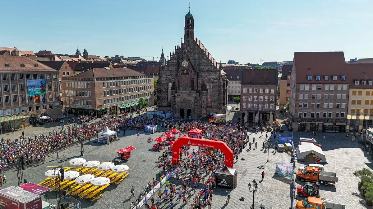 Start zum Halbmarathon beim Metropolmarathon Fürth-Nürnberg 2025 (Foto: © Franziska Dietz) Start zum Halbmarathon beim Metropolmarathon Fürth-Nürnberg 2025