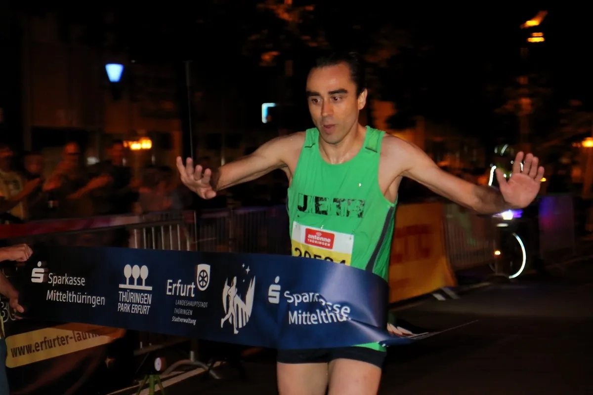 Erfurter Nachtlauf 2025: Sieger im Halbmarathon wurde der Leipziger Dominik Skandera.