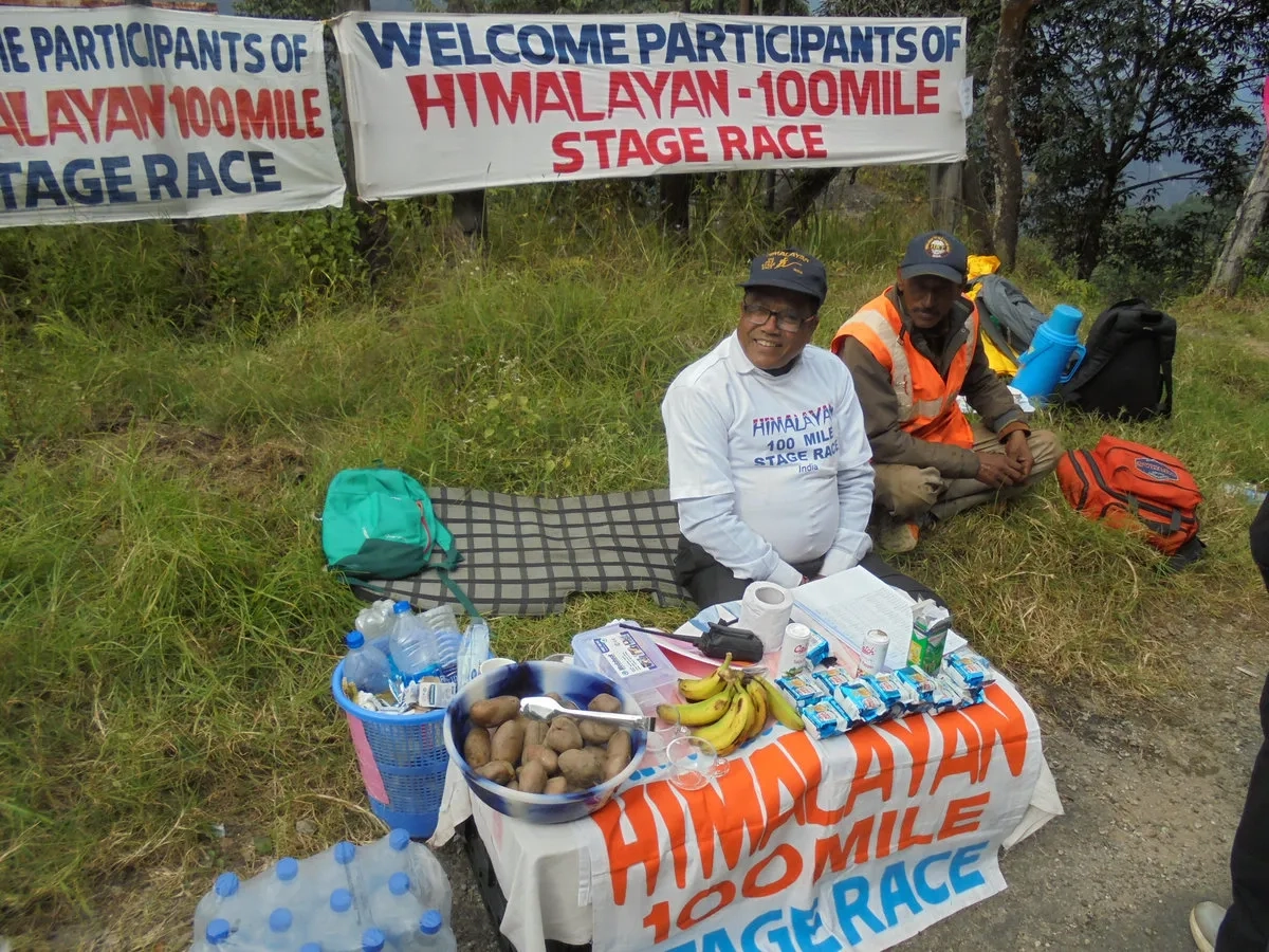 Himalayan 100 Miles Stage Race 2025: Reichhaltig bestückter Verpflegungsposten
