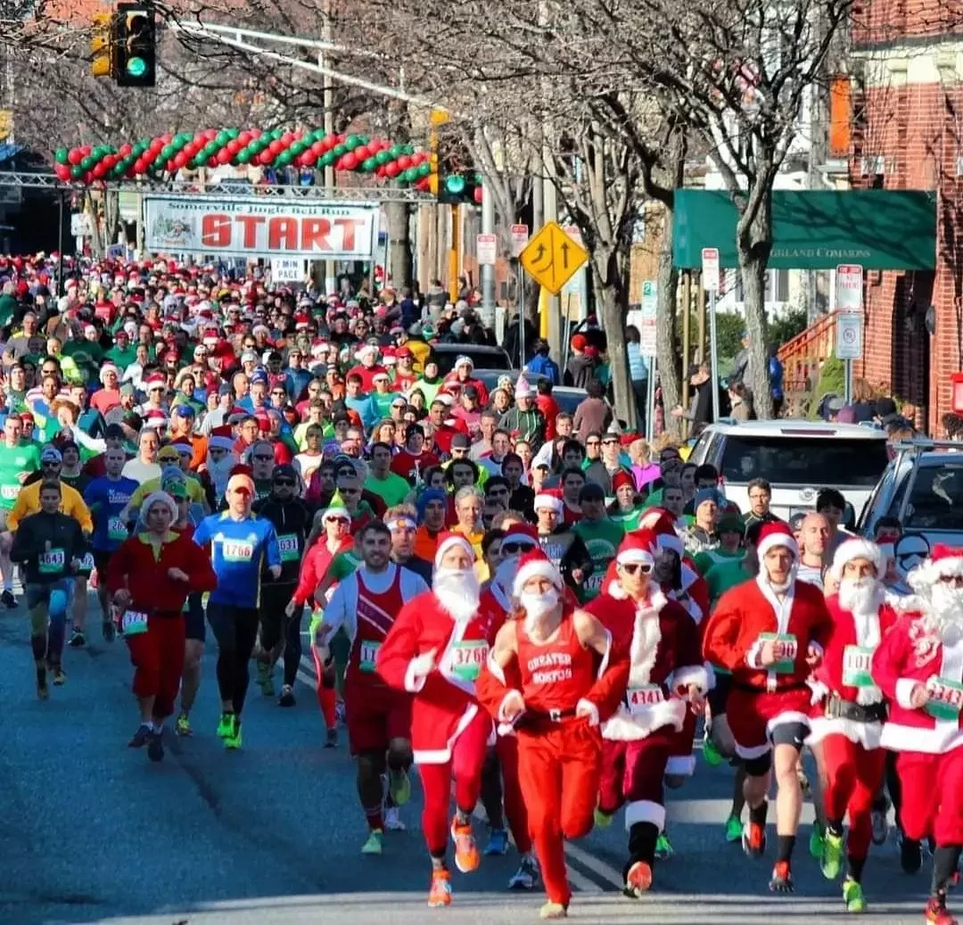 Hunderte Weihnachtsmänner sind beim Somerville Jingle Bell 5k Run aktiv