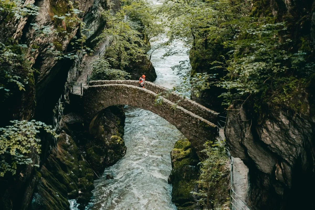 Swiss Canyon Trail 2025 mit Sherpa Roges auf der Brücke laufend