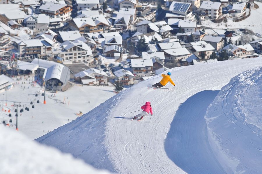 Skifahren oberhalb des Ortes. Foto: Sepp Mallaun