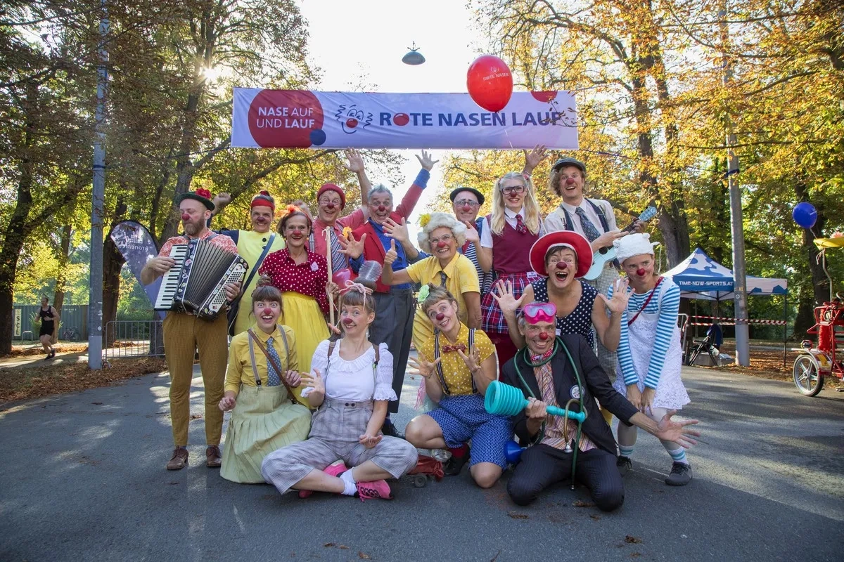 Die ROTE NASEN Clowns begleiten die Teilnehmer entlang der Strecke und sorgen für Motivation, Lachen und unvergessliche Momente beim ROTE NASEN LAUF 2025.