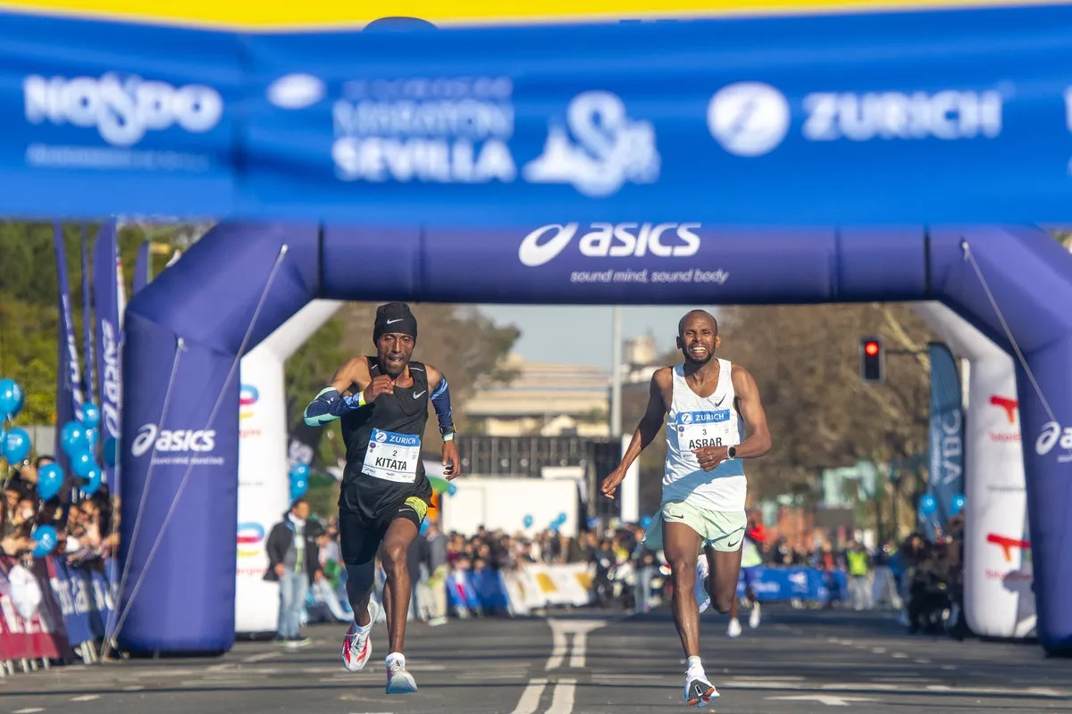Sevilla-Marathon 2026: Duell um den Sieg zwischen Shura Kitata Tola und Asrar Hiyrden Abderehman.