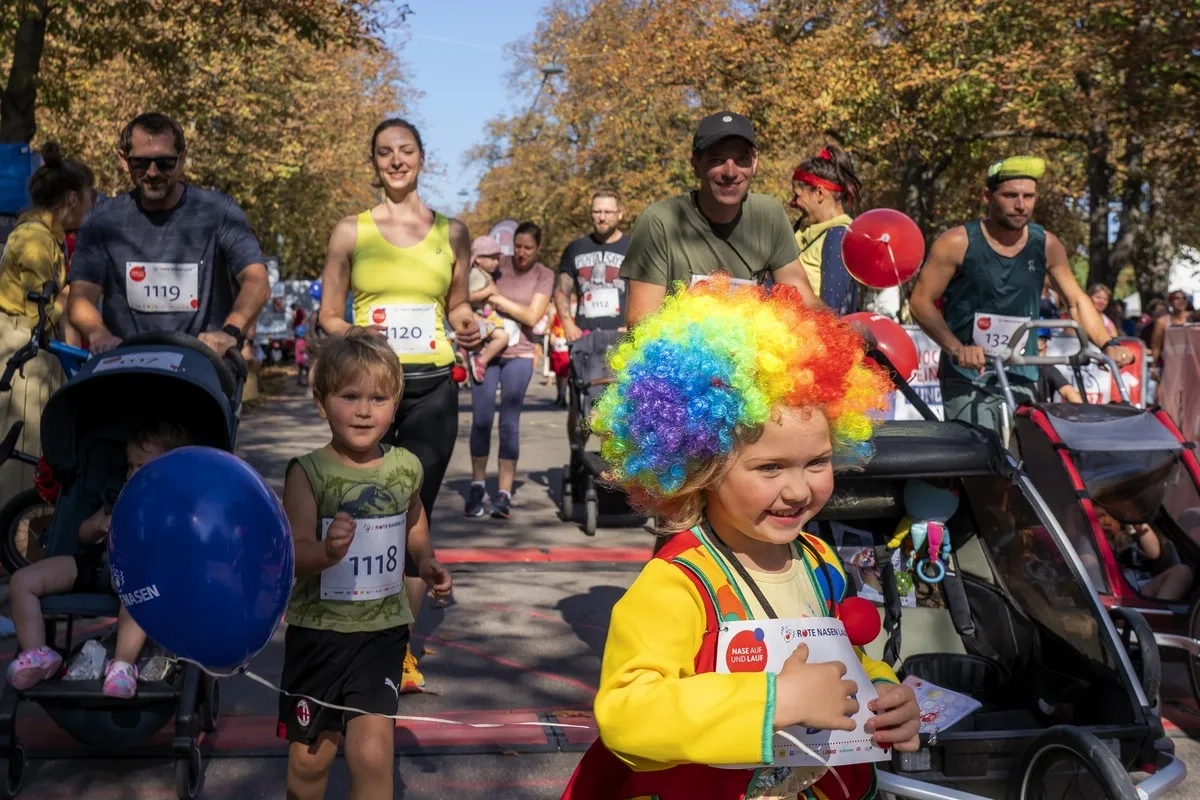 Bunte Kostüme, Musik und ROTE NASEN: Beim ROTE NASEN LAUF wird der Wiener Prater zur Bühne für Lebensfreude und Zusammenhalt. Sei dabei und lauf mit für den guten Zweck!