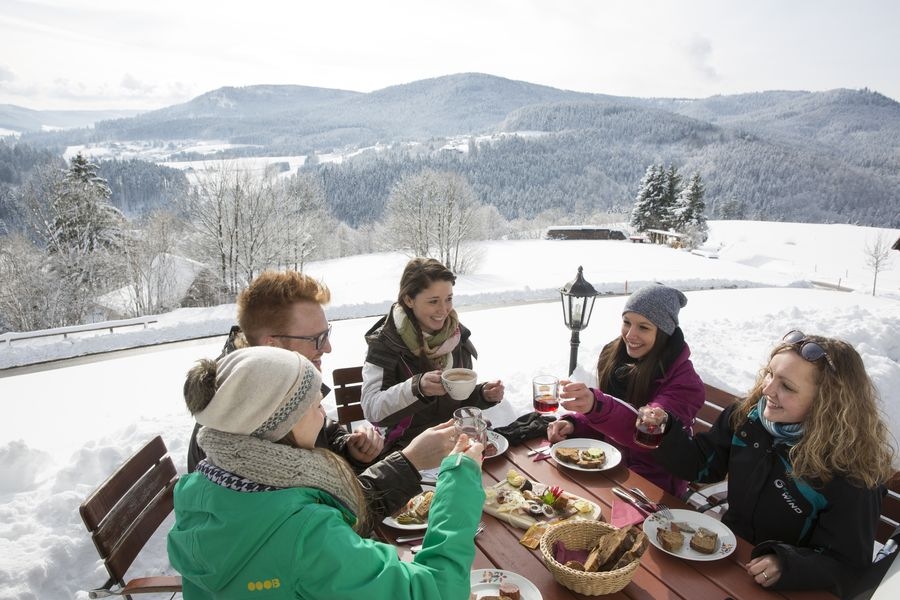 Im Skigebiet Baiersbronn könnt ihr den Winterurlaub genießen - im Bild das Panoramastüble. Foto (c) Baiersbronn
