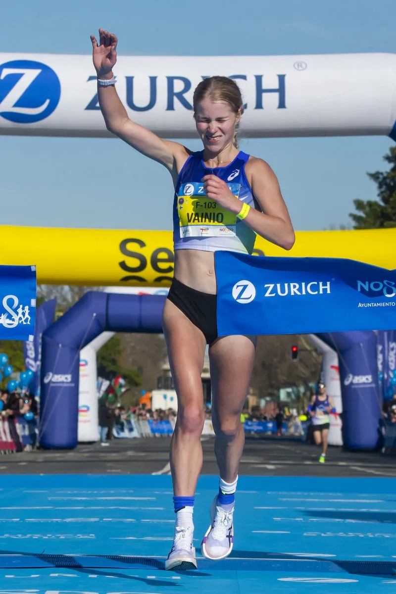 Sevilla-Marathon 2026: Die Finnin Alisia Vainio siegt mit neuem Landesrekord von 2:20:39 Stunden.