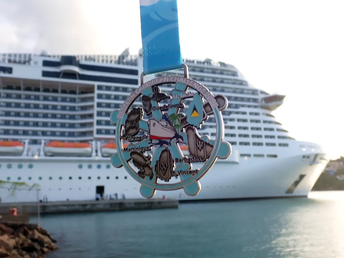 Eastern Caribbean Marathon Challenge: Medaille vor der MSC Virtuosa