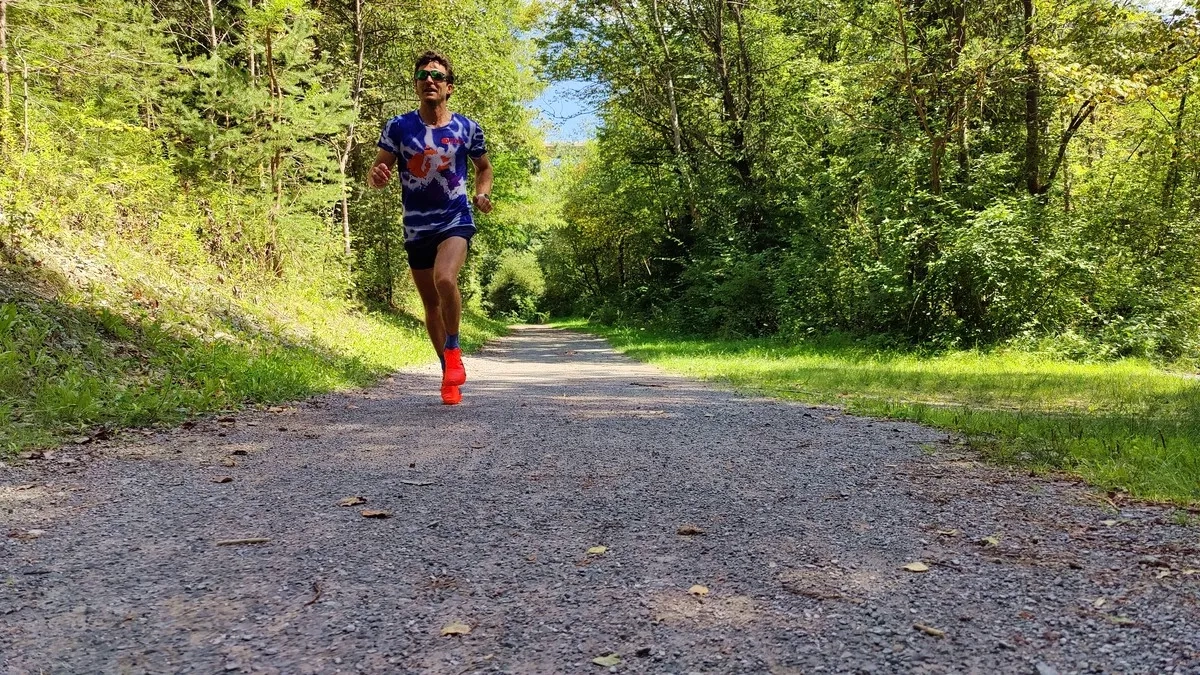Läufer Thomas Bauer MSc mit dem Asics Metaspeed Sky Paris.